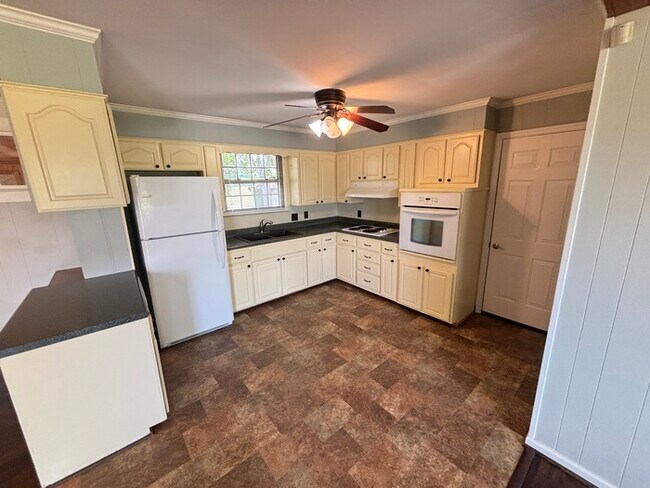 Building Photo - Close to Glenbrook area in Hendersonville!