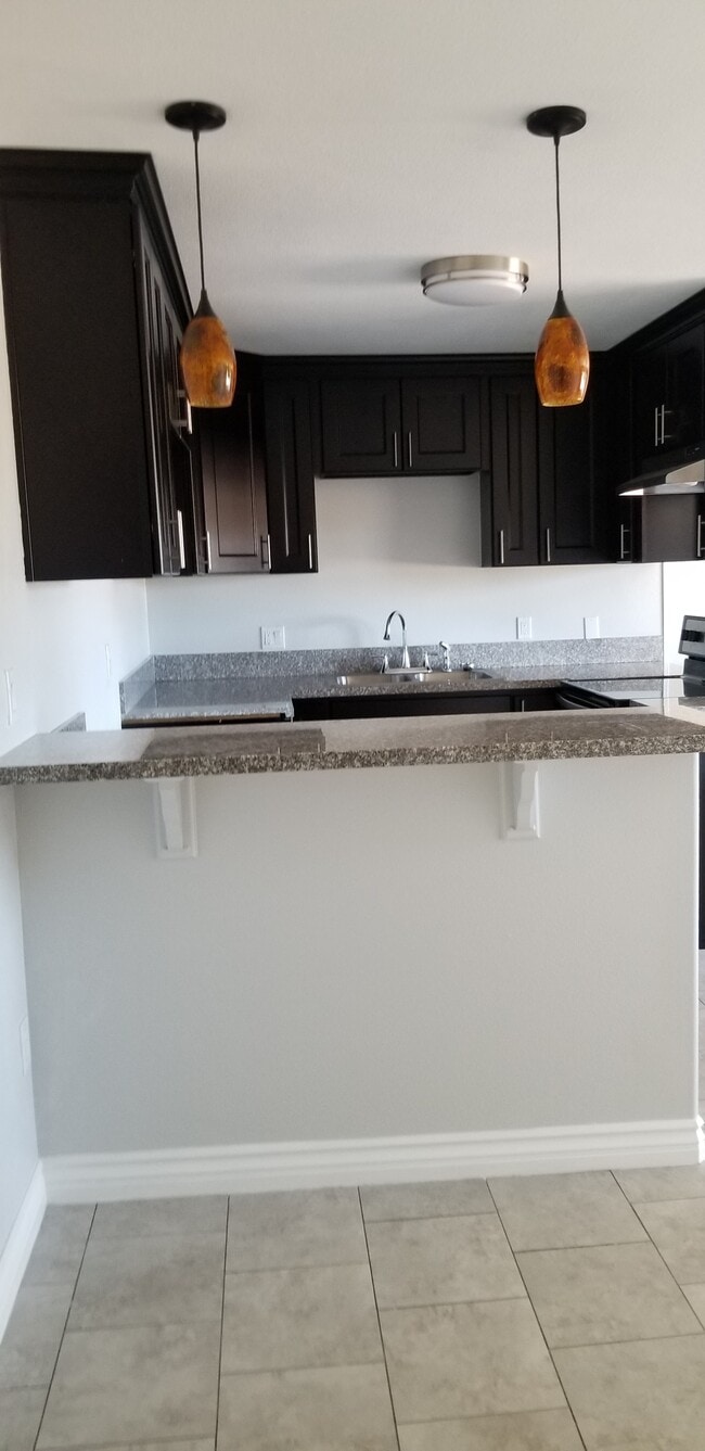 Building Photo - 1001 Pine Ave