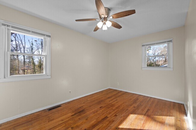 Building Photo - 2910 Kanewood Dr