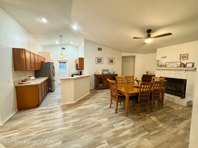 Building Photo - 1245 Ambra Dr