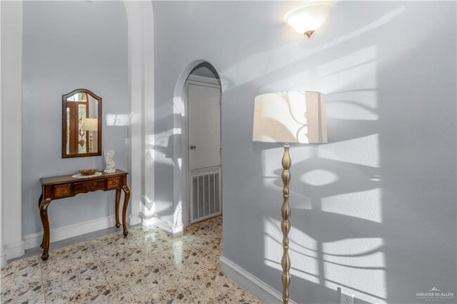 Building Photo - 20 Easy St