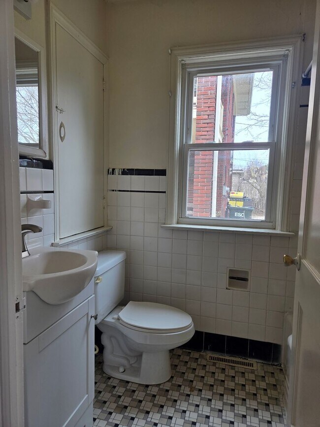 Building Photo - 503 Carlisle Ave