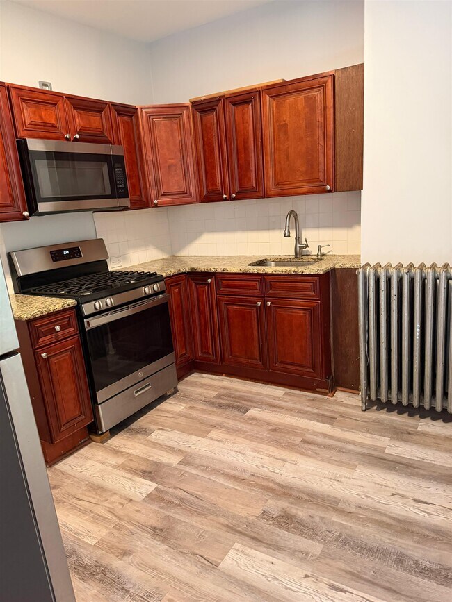 Building Photo - 161 Zabriskie St