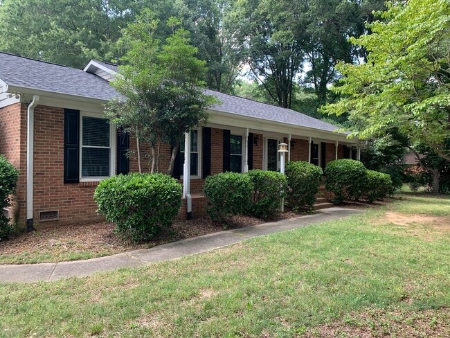 Primary Photo - Beautiful Private Three Bedroom Home in So...