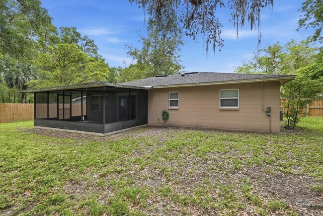Building Photo - Roomy 3 bedroom 2 bath with great fenced yard