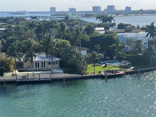 Building Photo - 10350 W Bay Harbor Dr