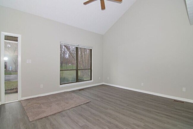 Building Photo - 2 Bedroom Condo