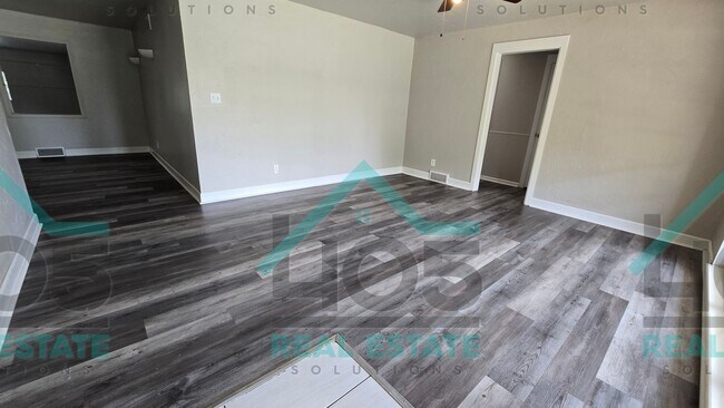 Building Photo - 3 Bedroom MWC w/Flex room!