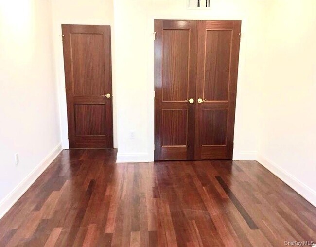 Building Photo - 171 Great Neck Rd