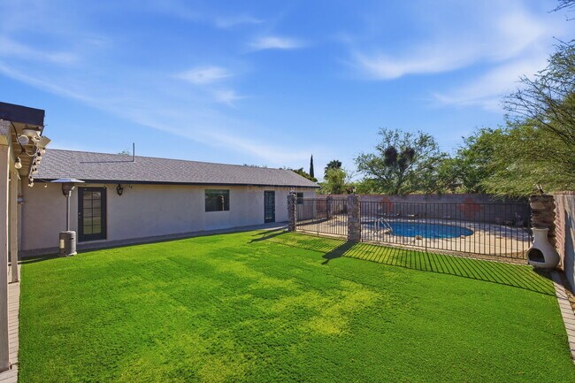 Building Photo - 1901 N Rosemont Blvd