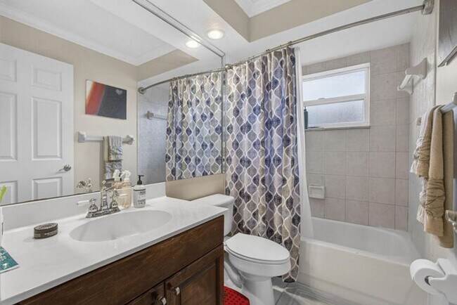 Building Photo - 146 Fernwood Crescent