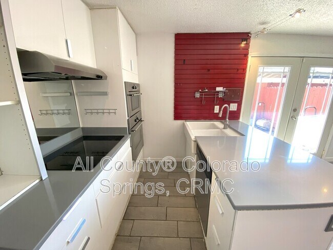 Building Photo - 218 W Rockrimmon Blvd