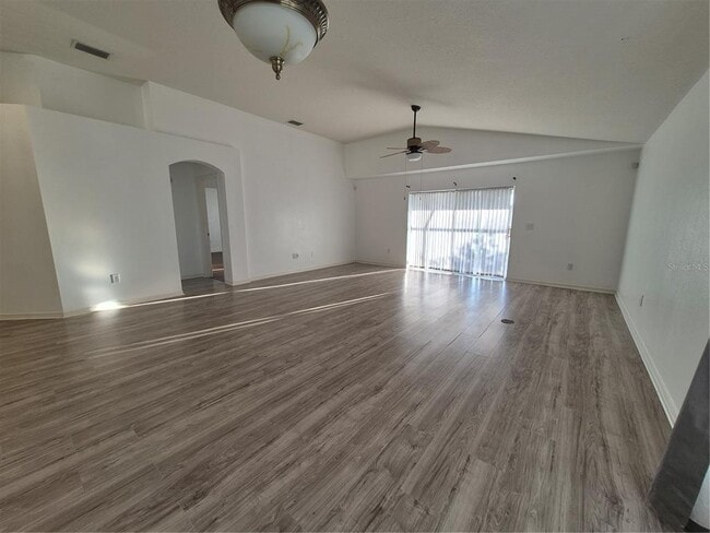 Building Photo - 6833 Runner Oak Dr