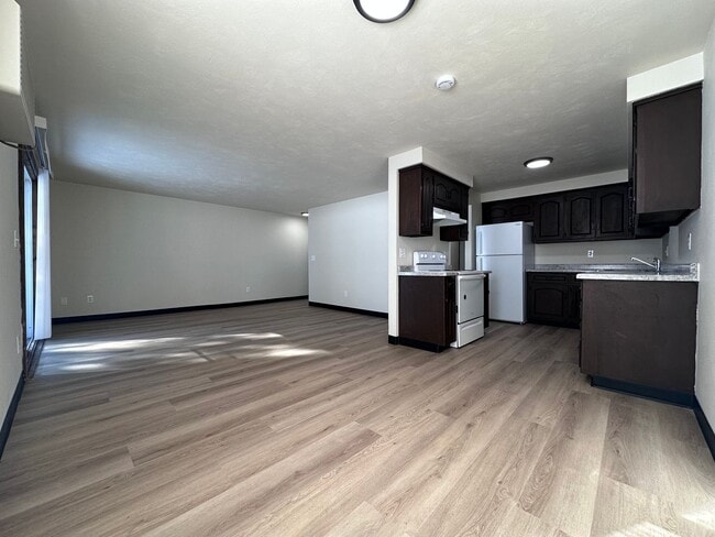 Building Photo - Noble Estates |||