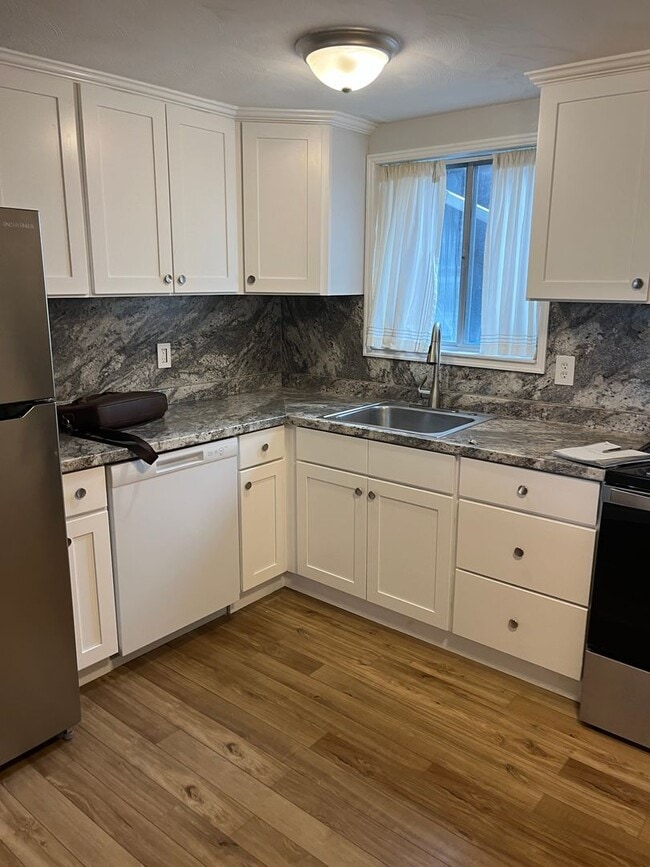 Building Photo - Bright & Sunny 2 Ba / 1 Ba Condominium