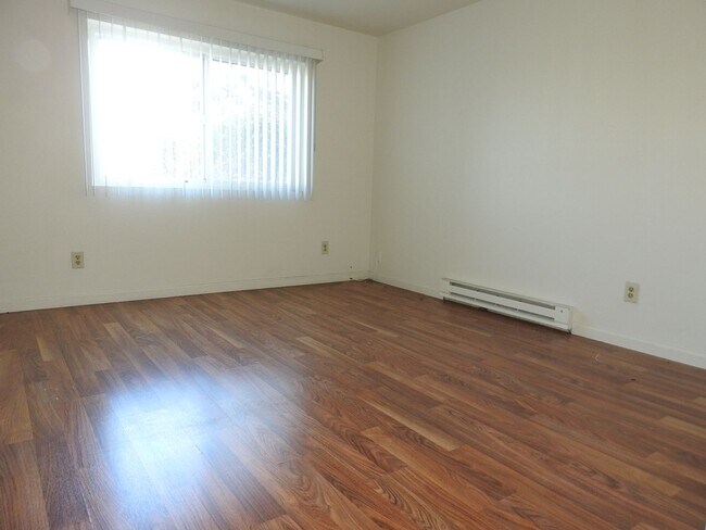 Building Photo - 4481mont