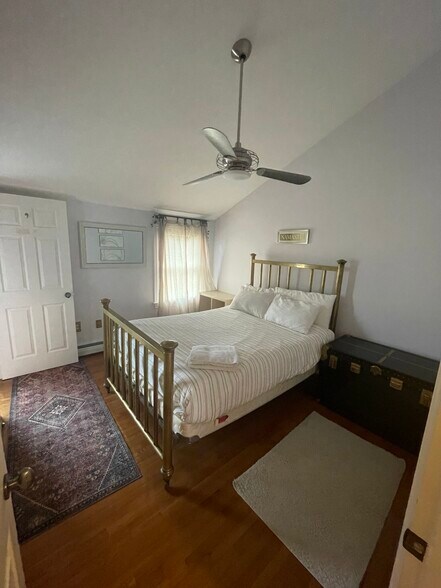 Building Photo - 14 Oak St