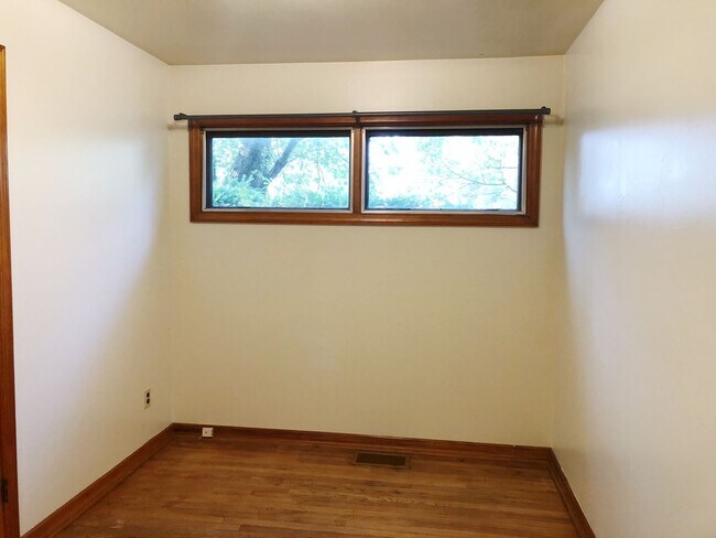 Building Photo - 417 E Hillside Dr