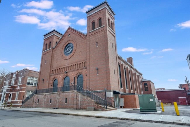 Building Photo - 163 Chestnut St