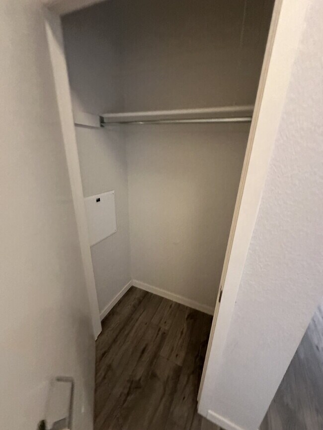 Building Photo - Now Available! Private room in 3 bed / 2 bath condo