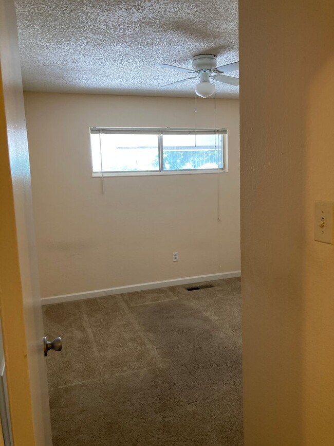 Building Photo - **READY FOR MOVE IN** 3 Bedroom/2 Bath Single Story Home