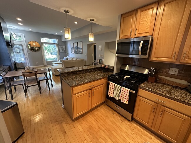 Building Photo - 957 W Montana St