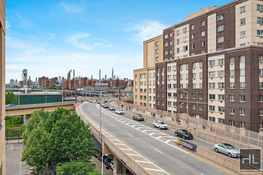 Building Photo - BRUCKNER BOULEVARD