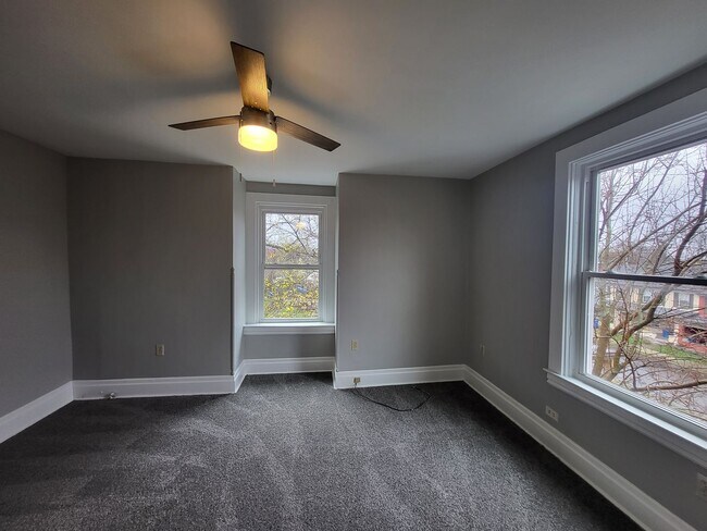 Building Photo - Large 4 Bedroom in Bellevue! Available June