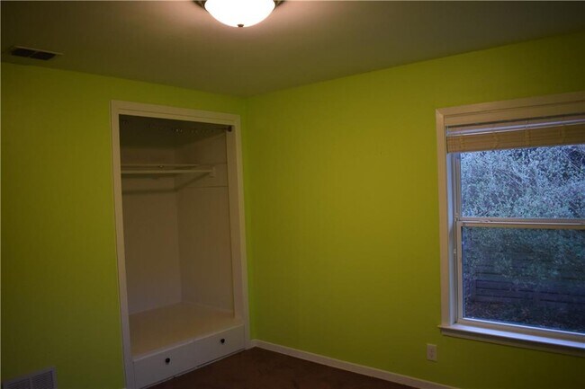 Building Photo - 2701 Twin Oaks Dr