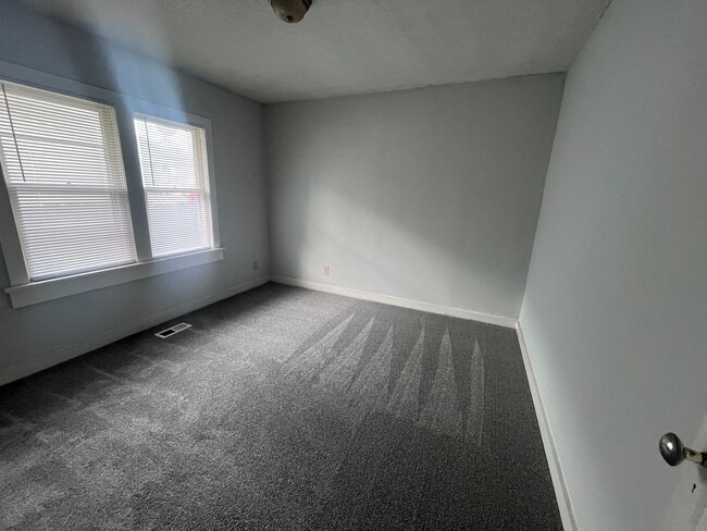 Building Photo - 843 S Holyoke St