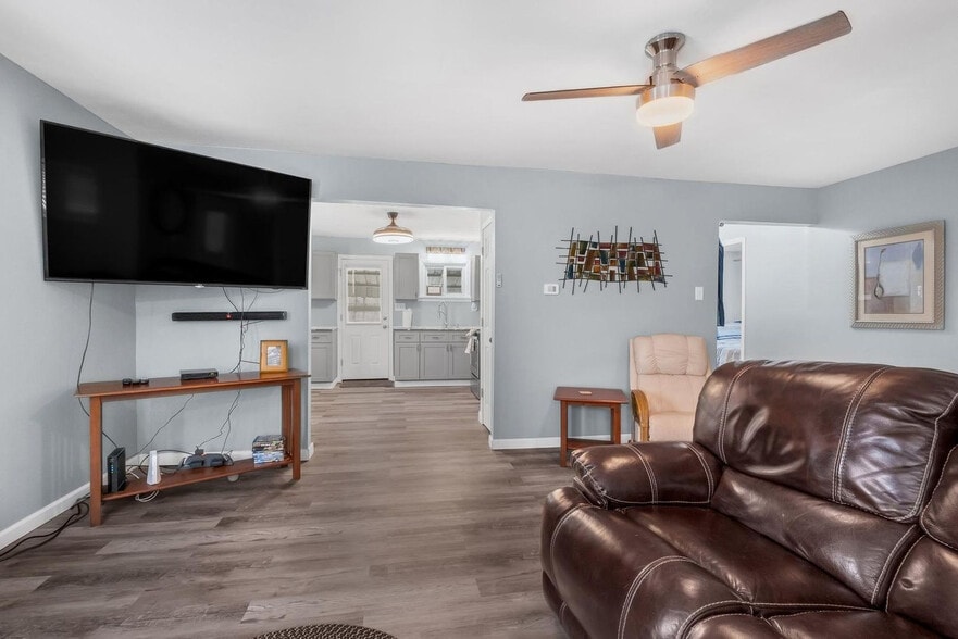Primary Photo - 1279 Perry Hwy