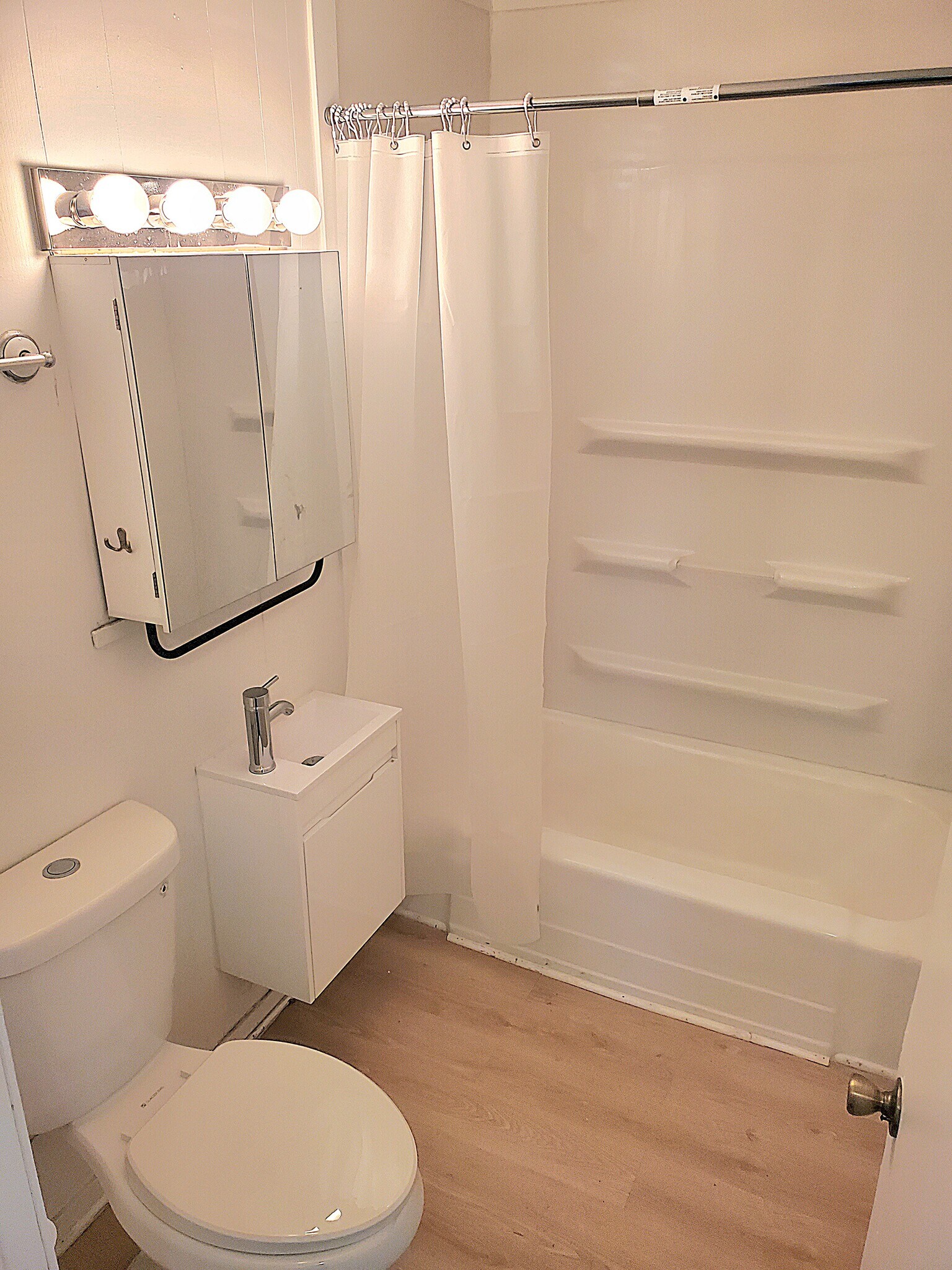 1st Floor full shower/bathtub - 1701 168th St
