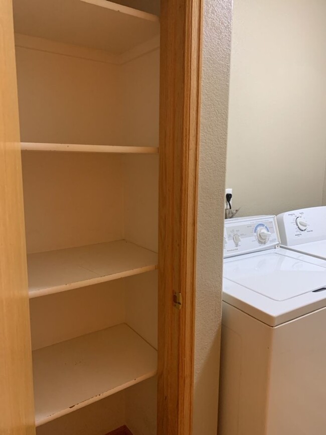 Building Photo - STUDENTS WELCOME! 3 Bed, 2 Bath Duplex in ...
