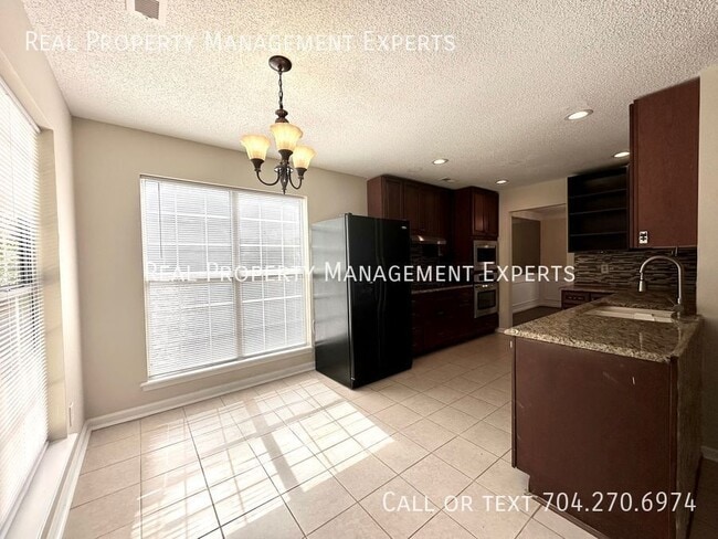 Building Photo - 7915 Vermilion Dr