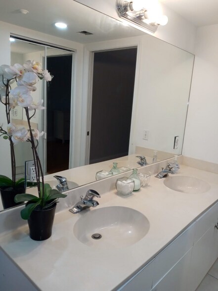 Building Photo - 4401 Crystal Lake Dr