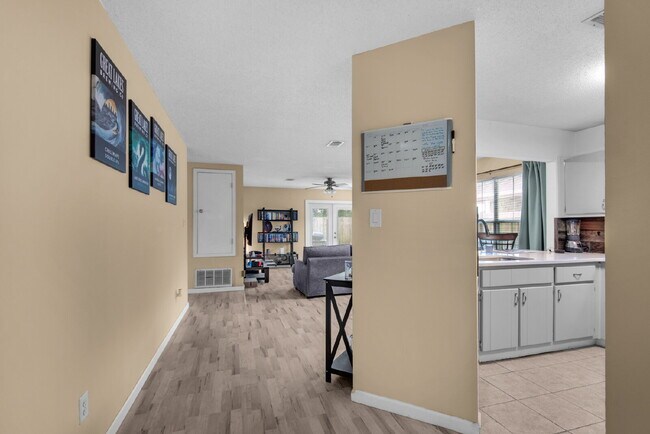 Building Photo - "Charming 3-Bed, 2-Bath Home in Mary Esthe...