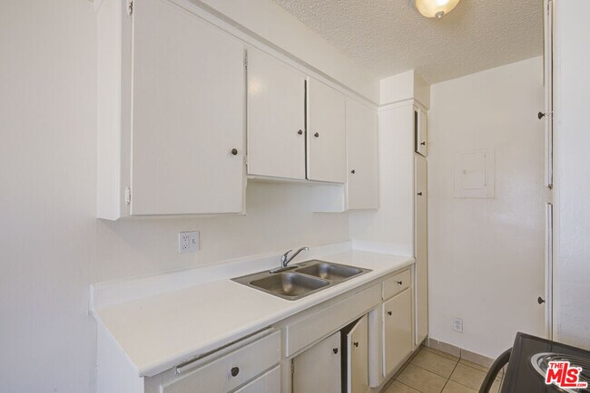 Building Photo - 5493 Atlantic Ave