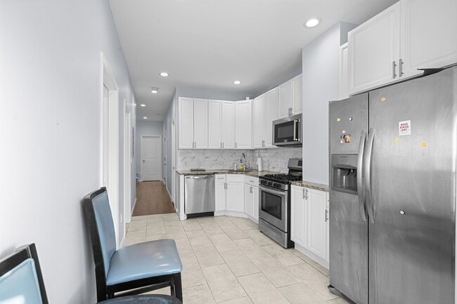 Building Photo - 83 Hobart Ave