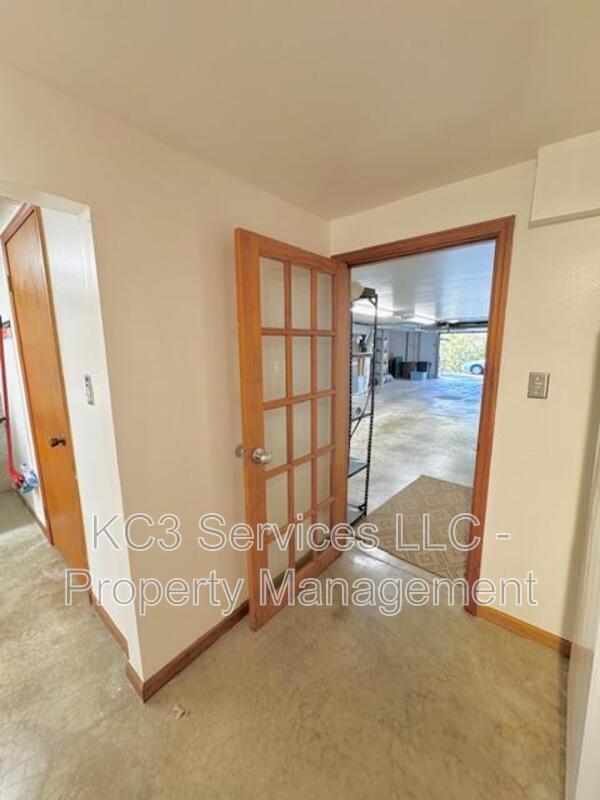 Building Photo - 615 E 101st Ter