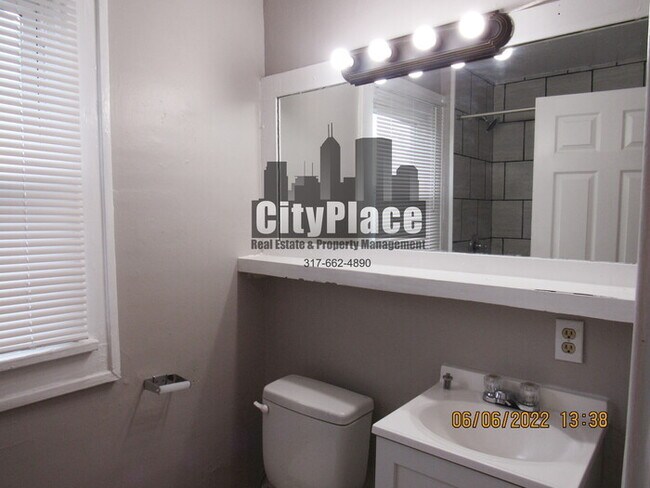 Building Photo - *Move in Special* 925 N Gladstone Ave. Ind...