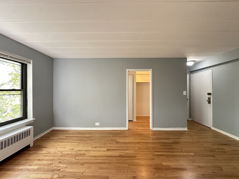 Building Photo - 1360 W Touhy Ave