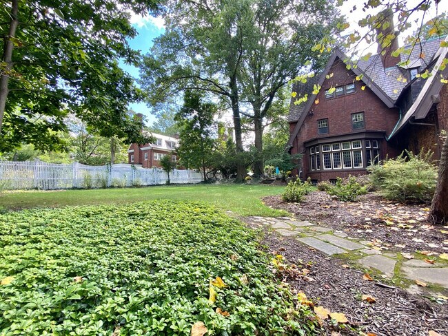 Building Photo - 3085 Fairmount Blvd