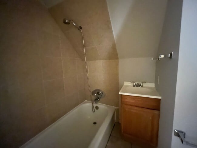 Building Photo - 666 Sims Ave