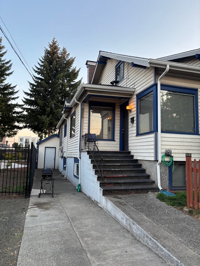 Building Photo - 1009 5th St