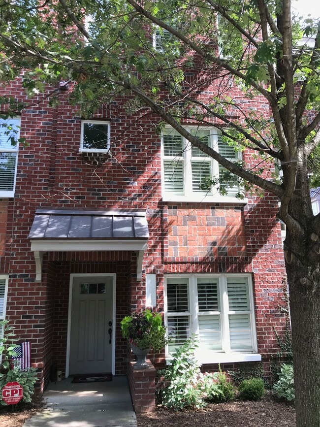 Building Photo - 100 N Laurel Ave