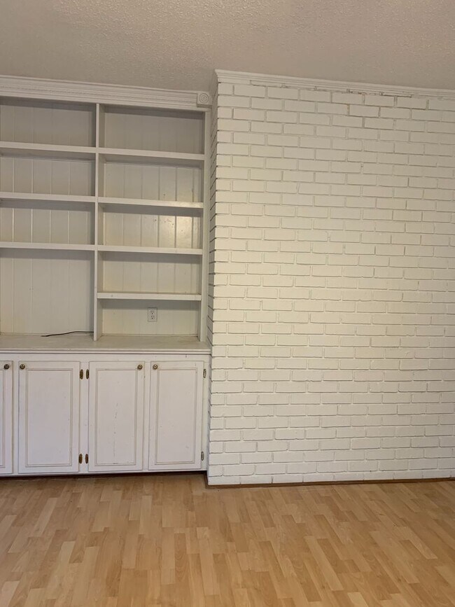 Building Photo - 4 BR 3 BATH in Cedar Creek!