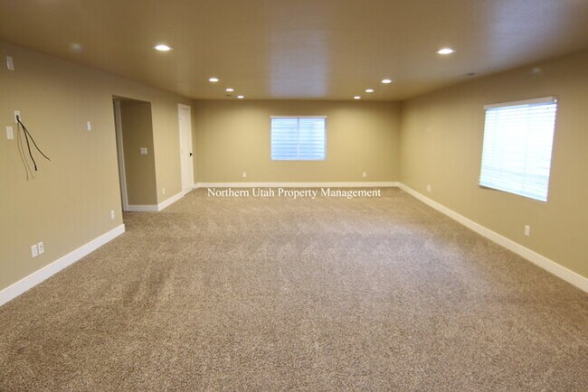 Building Photo - Beautiful Layton Home