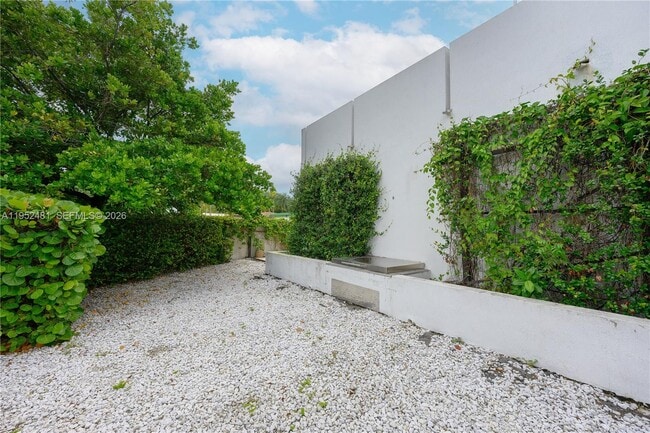 Building Photo - 472 Minola Dr