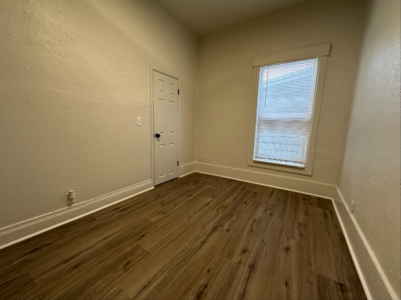 Building Photo - 57 N Chicago St