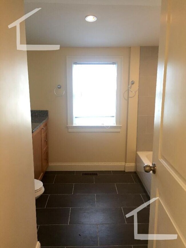 Building Photo - nice 4 bed in Newton